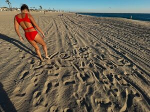 Kiki Haynes Instagram - With all the devastation we’ve endured this month, I had to remind myself of the beauty of living in LA. Being able to go to the beach, in January, with the one you love.. is definitely one of them🫶🏽

#Still❤️CaliLife #BeachVibes #PreserveInnerPeace #ChoosingJoy