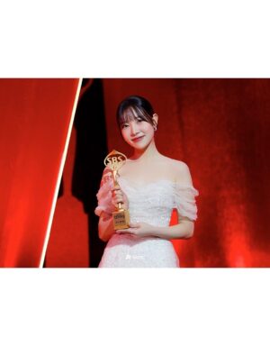 Kim Ah-young Instagram - #SBS연기대상
어렸을 때 이불 속에서 가족들이랑 보던 연말시상식에 앉아 있다는 것만으로도 신기하고 감사했는데.. 생각지도 못한 우수연기상을 주셔서 정말 감사드립니다. 지옥에서 온 판사 현장을 가는 길은 떨리면서도 묘한 즐거움과 신남이 있었어요. 그리고 그 속에서 아롱이로 존재할 수 있어서 많이 행복했습니다. 이 모든 것들은 감독님과 현장스탭분들, 그리고 선배님들 덕분이라는 생각을 절실히 해요. 현장에서 보고 느끼며 배운 것들을 발판으로 삼고 앞으로 더 차곡차곡 성장하는 김아영이 되도록 하겠습니다. 제가 걸어가는 길을 항상 응원해주시는 모든 분들께.. 진심을 다해 감사드립니다🙇🏻‍♀️

그리고 박진표 감독님! 다시한번 감사드사드립니다♡ 
@park_jinpyo 

#20241221 #꿈같던하루 #지옥에서온판사 #아롱아고마워