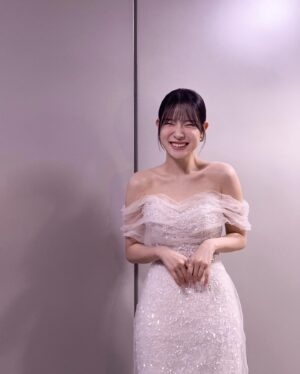 Kim Ah-young Instagram - #SBS연기대상
어렸을 때 이불 속에서 가족들이랑 보던 연말시상식에 앉아 있다는 것만으로도 신기하고 감사했는데.. 생각지도 못한 우수연기상을 주셔서 정말 감사드립니다. 지옥에서 온 판사 현장을 가는 길은 떨리면서도 묘한 즐거움과 신남이 있었어요. 그리고 그 속에서 아롱이로 존재할 수 있어서 많이 행복했습니다. 이 모든 것들은 감독님과 현장스탭분들, 그리고 선배님들 덕분이라는 생각을 절실히 해요. 현장에서 보고 느끼며 배운 것들을 발판으로 삼고 앞으로 더 차곡차곡 성장하는 김아영이 되도록 하겠습니다. 제가 걸어가는 길을 항상 응원해주시는 모든 분들께.. 진심을 다해 감사드립니다🙇🏻‍♀️

그리고 박진표 감독님! 다시한번 감사드사드립니다♡ 
@park_jinpyo 

#20241221 #꿈같던하루 #지옥에서온판사 #아롱아고마워