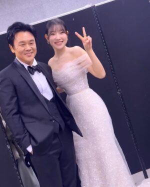 Kim Ah-young Instagram - #SBS연기대상
어렸을 때 이불 속에서 가족들이랑 보던 연말시상식에 앉아 있다는 것만으로도 신기하고 감사했는데.. 생각지도 못한 우수연기상을 주셔서 정말 감사드립니다. 지옥에서 온 판사 현장을 가는 길은 떨리면서도 묘한 즐거움과 신남이 있었어요. 그리고 그 속에서 아롱이로 존재할 수 있어서 많이 행복했습니다. 이 모든 것들은 감독님과 현장스탭분들, 그리고 선배님들 덕분이라는 생각을 절실히 해요. 현장에서 보고 느끼며 배운 것들을 발판으로 삼고 앞으로 더 차곡차곡 성장하는 김아영이 되도록 하겠습니다. 제가 걸어가는 길을 항상 응원해주시는 모든 분들께.. 진심을 다해 감사드립니다🙇🏻‍♀️

그리고 박진표 감독님! 다시한번 감사드사드립니다♡ 
@park_jinpyo 

#20241221 #꿈같던하루 #지옥에서온판사 #아롱아고마워