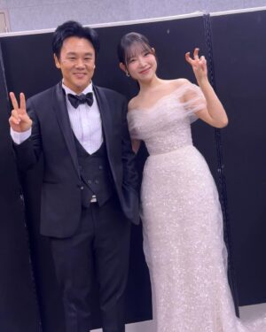 Kim Ah-young Instagram - #SBS연기대상
어렸을 때 이불 속에서 가족들이랑 보던 연말시상식에 앉아 있다는 것만으로도 신기하고 감사했는데.. 생각지도 못한 우수연기상을 주셔서 정말 감사드립니다. 지옥에서 온 판사 현장을 가는 길은 떨리면서도 묘한 즐거움과 신남이 있었어요. 그리고 그 속에서 아롱이로 존재할 수 있어서 많이 행복했습니다. 이 모든 것들은 감독님과 현장스탭분들, 그리고 선배님들 덕분이라는 생각을 절실히 해요. 현장에서 보고 느끼며 배운 것들을 발판으로 삼고 앞으로 더 차곡차곡 성장하는 김아영이 되도록 하겠습니다. 제가 걸어가는 길을 항상 응원해주시는 모든 분들께.. 진심을 다해 감사드립니다🙇🏻‍♀️

그리고 박진표 감독님! 다시한번 감사드사드립니다♡ 
@park_jinpyo 

#20241221 #꿈같던하루 #지옥에서온판사 #아롱아고마워