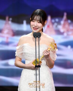 Kim Ah-young Instagram - #SBS연기대상
어렸을 때 이불 속에서 가족들이랑 보던 연말시상식에 앉아 있다는 것만으로도 신기하고 감사했는데.. 생각지도 못한 우수연기상을 주셔서 정말 감사드립니다. 지옥에서 온 판사 현장을 가는 길은 떨리면서도 묘한 즐거움과 신남이 있었어요. 그리고 그 속에서 아롱이로 존재할 수 있어서 많이 행복했습니다. 이 모든 것들은 감독님과 현장스탭분들, 그리고 선배님들 덕분이라는 생각을 절실히 해요. 현장에서 보고 느끼며 배운 것들을 발판으로 삼고 앞으로 더 차곡차곡 성장하는 김아영이 되도록 하겠습니다. 제가 걸어가는 길을 항상 응원해주시는 모든 분들께.. 진심을 다해 감사드립니다🙇🏻‍♀️

그리고 박진표 감독님! 다시한번 감사드사드립니다♡ 
@park_jinpyo 

#20241221 #꿈같던하루 #지옥에서온판사 #아롱아고마워