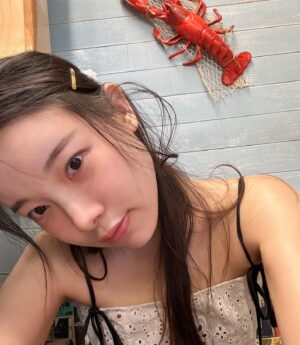 Kim Ah-young Instagram - 🦖갑자기 간 괌 🦕 

언니가 준 웰컴 선물 알록달록 조개팔찌, 선글라스랑 잭콕, 바다에서 매일 한 스노쿨링 , 처음 본 돌고래, 파랑 불가사리, 언니의 영어교실, 내 이야기 듣다가 운 언니, 언니의 호텔직원 성대모사, 언니 흙 속에 있는데 지수가 자꾸 밟고 지나간거, 언니랑 먹은 쉬림프, 썬더치킨 오징어볶음, 먼저 손잡아준 지수, 형부가 정작 아영이는 고민이 뭐냐고 물어봐준 거, 11.11에 형부가 준 아몬드빼빼로, 언니가 이야기해 준 경험들, 잘 내려가지 않던 파랑 미끄럼틀, 돌아오는 비행기에서 언니에게 온 장문의 카톡.

오래오래 기억에 남을 것 같다. 🌟