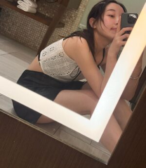Kim Ah-young Instagram - 🦖갑자기 간 괌 🦕 

언니가 준 웰컴 선물 알록달록 조개팔찌, 선글라스랑 잭콕, 바다에서 매일 한 스노쿨링 , 처음 본 돌고래, 파랑 불가사리, 언니의 영어교실, 내 이야기 듣다가 운 언니, 언니의 호텔직원 성대모사, 언니 흙 속에 있는데 지수가 자꾸 밟고 지나간거, 언니랑 먹은 쉬림프, 썬더치킨 오징어볶음, 먼저 손잡아준 지수, 형부가 정작 아영이는 고민이 뭐냐고 물어봐준 거, 11.11에 형부가 준 아몬드빼빼로, 언니가 이야기해 준 경험들, 잘 내려가지 않던 파랑 미끄럼틀, 돌아오는 비행기에서 언니에게 온 장문의 카톡.

오래오래 기억에 남을 것 같다. 🌟