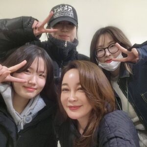 Kim Hye-eun Instagram - 그동안 다리미패밀리를 사랑해주신 시청자 여러분
깊은 감사를 드립니다. (제 눈이 울어서 좀 부어서 개구리같아요.이해부탁드림돠)

새해 복많이 받으세요♡

#다리미패밀리 #서숙향작가 #성준해감독 #서용수감독 #이우경촬영감독