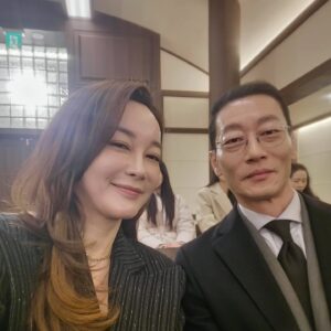 Kim Hye-eun Instagram - 그동안 다리미패밀리를 사랑해주신 시청자 여러분
깊은 감사를 드립니다. (제 눈이 울어서 좀 부어서 개구리같아요.이해부탁드림돠)

새해 복많이 받으세요♡

#다리미패밀리 #서숙향작가 #성준해감독 #서용수감독 #이우경촬영감독