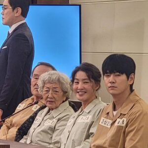 Kim Hye-eun Instagram - 그동안 다리미패밀리를 사랑해주신 시청자 여러분
깊은 감사를 드립니다. (제 눈이 울어서 좀 부어서 개구리같아요.이해부탁드림돠)

새해 복많이 받으세요♡

#다리미패밀리 #서숙향작가 #성준해감독 #서용수감독 #이우경촬영감독