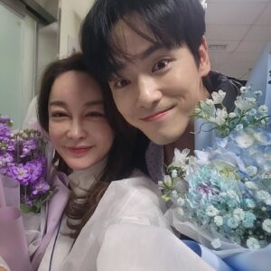 Kim Hye-eun Instagram - 그동안 다리미패밀리를 사랑해주신 시청자 여러분
깊은 감사를 드립니다. (제 눈이 울어서 좀 부어서 개구리같아요.이해부탁드림돠)

새해 복많이 받으세요♡

#다리미패밀리 #서숙향작가 #성준해감독 #서용수감독 #이우경촬영감독