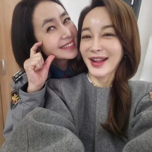 Kim Hye-eun Instagram - 그동안 다리미패밀리를 사랑해주신 시청자 여러분
깊은 감사를 드립니다. (제 눈이 울어서 좀 부어서 개구리같아요.이해부탁드림돠)

새해 복많이 받으세요♡

#다리미패밀리 #서숙향작가 #성준해감독 #서용수감독 #이우경촬영감독