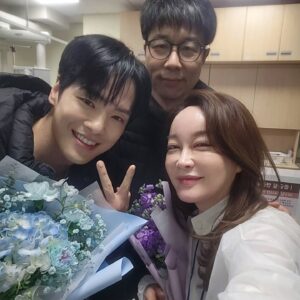 Kim Hye-eun Instagram - 그동안 다리미패밀리를 사랑해주신 시청자 여러분
깊은 감사를 드립니다. (제 눈이 울어서 좀 부어서 개구리같아요.이해부탁드림돠)

새해 복많이 받으세요♡

#다리미패밀리 #서숙향작가 #성준해감독 #서용수감독 #이우경촬영감독