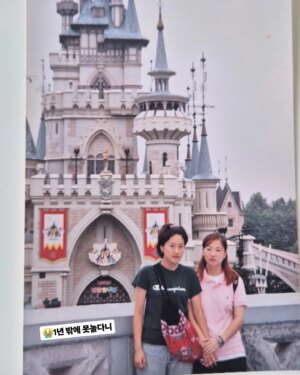 Kim Ji-hye Instagram - 명절 친정집가면 before지혜를 만나지🤭
.
인생에 젤 잼있을때 생각하면 서울예대 1학년
.
진짜 아무생각 없이 진짜 잼있었는데
.
(그러니 주니혜이 대학 꼭가라)
.
대학생활 1년밖에 못하다니...아쉽다
.
어학연수도 가고싶었는데...돈이없어😭
.
(그러니 주니혜이 유학 꼭가라 갈수있을때 엄빠돈으로)
.
20살부터 지금까지 돈만 벌었구만...
.
아직도 늦지 않았어! 가자
.
일단 주니 고3이니까...내년에...
.
그담 혜이구만😅
.
혜이 20살에 가야겠다🤭
.
그럼🤔 나 50인데...갈수있을까🤔
.
일단 말해보카 스픽 듀오링고 하고있자🤣😅🥹🥲
.
#하고thㅣ픈거하thㅔ여 
.
노홍철처럼 살고싶다🥹
.
인생은 혼자다🤨
.
50에 떠난다😃
.
일단 당신은 라디오 골든마우스받아야 하니 쭉 하고있어
.
난 잠깜 갔다올께 더 늙기전에😉
.
#박준형김지혜