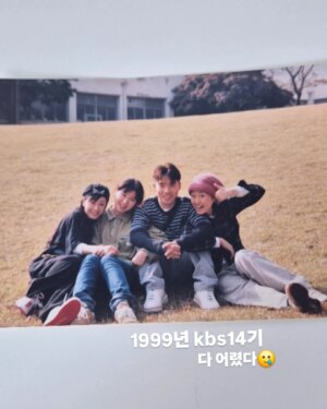 Kim Ji-hye Instagram - 명절 친정집가면 before지혜를 만나지🤭
.
인생에 젤 잼있을때 생각하면 서울예대 1학년
.
진짜 아무생각 없이 진짜 잼있었는데
.
(그러니 주니혜이 대학 꼭가라)
.
대학생활 1년밖에 못하다니...아쉽다
.
어학연수도 가고싶었는데...돈이없어😭
.
(그러니 주니혜이 유학 꼭가라 갈수있을때 엄빠돈으로)
.
20살부터 지금까지 돈만 벌었구만...
.
아직도 늦지 않았어! 가자
.
일단 주니 고3이니까...내년에...
.
그담 혜이구만😅
.
혜이 20살에 가야겠다🤭
.
그럼🤔 나 50인데...갈수있을까🤔
.
일단 말해보카 스픽 듀오링고 하고있자🤣😅🥹🥲
.
#하고thㅣ픈거하thㅔ여 
.
노홍철처럼 살고싶다🥹
.
인생은 혼자다🤨
.
50에 떠난다😃
.
일단 당신은 라디오 골든마우스받아야 하니 쭉 하고있어
.
난 잠깜 갔다올께 더 늙기전에😉
.
#박준형김지혜