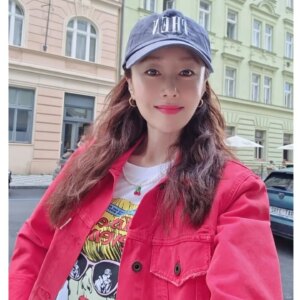Kim Ji-soo Instagram - 어서 빨리와아. 😢 
따뜻함, 초록, 반팔, 예쁜 컬러의 계절..

👵👵가되도 컬러를 즐길꺼야.