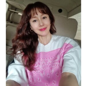 Kim Ji-soo Instagram - 어서 빨리와아. 😢 
따뜻함, 초록, 반팔, 예쁜 컬러의 계절..

👵👵가되도 컬러를 즐길꺼야.