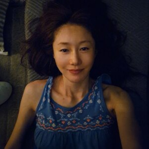 Kim Ji-soo Instagram - 어서 빨리와아. 😢 
따뜻함, 초록, 반팔, 예쁜 컬러의 계절..

👵👵가되도 컬러를 즐길꺼야.