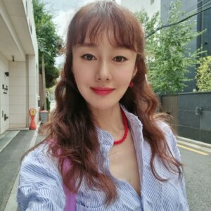Kim Ji-soo Instagram - 어서 빨리와아. 😢 
따뜻함, 초록, 반팔, 예쁜 컬러의 계절..

👵👵가되도 컬러를 즐길꺼야.