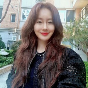 Kim Ji-soo Instagram - 어서 빨리와아. 😢 
따뜻함, 초록, 반팔, 예쁜 컬러의 계절..

👵👵가되도 컬러를 즐길꺼야.