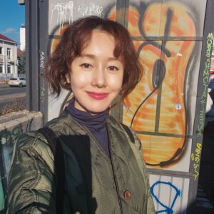 Kim Ji-soo Instagram - 안해봤던 것들을 해본다는것에 대한 불편함, 두려움 그런것들을 점점 더 줄여나가고, 그 경험도 경험이나 체험으로만 만족하지않고 살아가는 태도에 반영해야겠다 그래야 의미를 가진 경험과 체험으로 남을테니까. 그런 생각을 해봅니다. 

🚎 유럽에서 트렘타고 다니는 재미. 💕
🍰☕️ 그 유명한 부다페스트 뉴욕까페는 긴 줄을 서서 기다려도 꼭 한번 가볼만해요. 라이브 연주도 내내 하고있어서 마음이 클래식 클래식해집니다. 💕

#Prague #Czech 
#Budapest #Hungary