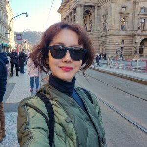 Kim Ji-soo Instagram - 안해봤던 것들을 해본다는것에 대한 불편함, 두려움 그런것들을 점점 더 줄여나가고, 그 경험도 경험이나 체험으로만 만족하지않고 살아가는 태도에 반영해야겠다 그래야 의미를 가진 경험과 체험으로 남을테니까. 그런 생각을 해봅니다. 

🚎 유럽에서 트렘타고 다니는 재미. 💕
🍰☕️ 그 유명한 부다페스트 뉴욕까페는 긴 줄을 서서 기다려도 꼭 한번 가볼만해요. 라이브 연주도 내내 하고있어서 마음이 클래식 클래식해집니다. 💕

#Prague #Czech 
#Budapest #Hungary