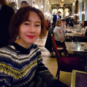 Kim Ji-soo Instagram - 안해봤던 것들을 해본다는것에 대한 불편함, 두려움 그런것들을 점점 더 줄여나가고, 그 경험도 경험이나 체험으로만 만족하지않고 살아가는 태도에 반영해야겠다 그래야 의미를 가진 경험과 체험으로 남을테니까. 그런 생각을 해봅니다. 

🚎 유럽에서 트렘타고 다니는 재미. 💕
🍰☕️ 그 유명한 부다페스트 뉴욕까페는 긴 줄을 서서 기다려도 꼭 한번 가볼만해요. 라이브 연주도 내내 하고있어서 마음이 클래식 클래식해집니다. 💕

#Prague #Czech 
#Budapest #Hungary