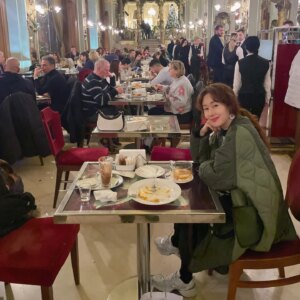 Kim Ji-soo Instagram - 안해봤던 것들을 해본다는것에 대한 불편함, 두려움 그런것들을 점점 더 줄여나가고, 그 경험도 경험이나 체험으로만 만족하지않고 살아가는 태도에 반영해야겠다 그래야 의미를 가진 경험과 체험으로 남을테니까. 그런 생각을 해봅니다. 

🚎 유럽에서 트렘타고 다니는 재미. 💕
🍰☕️ 그 유명한 부다페스트 뉴욕까페는 긴 줄을 서서 기다려도 꼭 한번 가볼만해요. 라이브 연주도 내내 하고있어서 마음이 클래식 클래식해집니다. 💕

#Prague #Czech 
#Budapest #Hungary