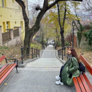 Kim Ji-soo Instagram - 안해봤던 것들을 해본다는것에 대한 불편함, 두려움 그런것들을 점점 더 줄여나가고, 그 경험도 경험이나 체험으로만 만족하지않고 살아가는 태도에 반영해야겠다 그래야 의미를 가진 경험과 체험으로 남을테니까. 그런 생각을 해봅니다. 

🚎 유럽에서 트렘타고 다니는 재미. 💕
🍰☕️ 그 유명한 부다페스트 뉴욕까페는 긴 줄을 서서 기다려도 꼭 한번 가볼만해요. 라이브 연주도 내내 하고있어서 마음이 클래식 클래식해집니다. 💕

#Prague #Czech 
#Budapest #Hungary