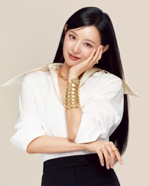 Kim Ji-won Instagram - 뱀의 해를 맞아 변화와 진화를 상징하는 불가리의 세르펜티 컬렉션과 함께 했습니다💎🐍🤍 @Bvlgari #BvlgariSerpenti #불가리세르펜티