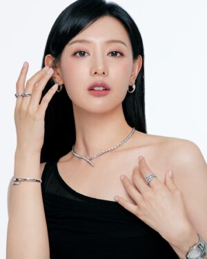 Kim Ji-won Instagram - 뱀의 해를 맞아 변화와 진화를 상징하는 불가리의 세르펜티 컬렉션과 함께 했습니다💎🐍🤍 @Bvlgari #BvlgariSerpenti #불가리세르펜티
