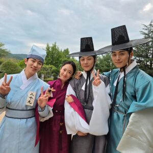Kim Min-jung Instagram - -
멋쟁이들!!!

#이은 #배인혁 @inhyuk_bb 
#천준화 #정건주 @jrjswn 
#고수라 #박재찬 @jaechan_dkz
