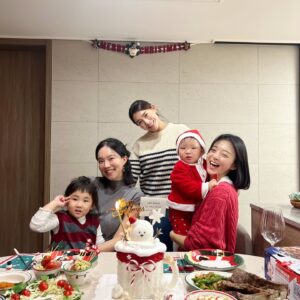 Kim Na-hee Instagram - 한가위같았던 크리스마스이브였당🩷
와인을.. 물처럼 벌컥벌컥 마시는 애엄마들^^*
후 무서워 ㅋㅋㅋ 그래도 사랑햇🩷

모두모두 해피메리크리스마스 되시길🫶