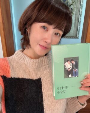 Kim Seon-a Instagram - 여러분~~^^ 새해 복 많이 받으셔요^^🫶🏻🫶🏻🎊🎊
새해엔 소망하는 모든것들이 잘 이루어지시길 바랍니다^^ 

새해를 맞이하고 또 내이름은 김삼순 20주년이 되는 해 를 맞이해서 특별한 이벤트를  준비했어요^^ 

이번에 나온 따끈따끈한 ‘내 이름은 김삼순 대본집’을 🎊20분께 드립니다^^ 💓💓

이벤트의 자세한 내용은 저의 새 소속사 @y.one_entertainment  에서 확인 부탁 드려요^^🩷🩷🩷