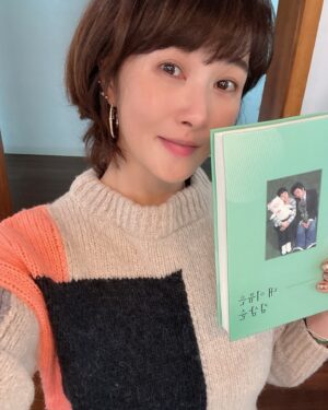 Kim Seon-a Instagram - 여러분~~^^ 새해 복 많이 받으셔요^^🫶🏻🫶🏻🎊🎊
새해엔 소망하는 모든것들이 잘 이루어지시길 바랍니다^^ 

새해를 맞이하고 또 내이름은 김삼순 20주년이 되는 해 를 맞이해서 특별한 이벤트를  준비했어요^^ 

이번에 나온 따끈따끈한 ‘내 이름은 김삼순 대본집’을 🎊20분께 드립니다^^ 💓💓

이벤트의 자세한 내용은 저의 새 소속사 @y.one_entertainment  에서 확인 부탁 드려요^^🩷🩷🩷