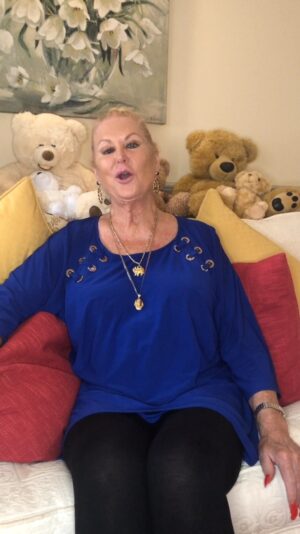 Kim Woodburn Instagram - I am recording your messages next on Friday 24th January. Stay safe, keep warm x