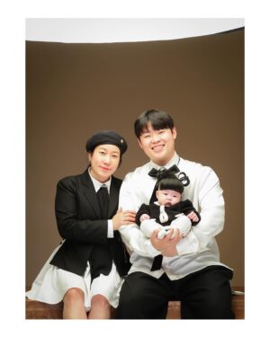 Kim Young-hee Instagram - 해서 100일때 👨‍👩‍👧
샵 예약 다 했다가 내몸 하나 외출이 아닌지라 
결국 많이 늦을거 같아 취소하고 
쌩얼로 머리 질끈 묶고  후다닥 찍음
.
로시언니 스타일링 덕분에
구색 맞춰 찍을수 있었던 100일사진
원본 올려봅니다~~~
.
순둥순둥한 둘 덕분에 감사하고 행복합니다👶🏻❤️🙆🏻‍♂️❤️