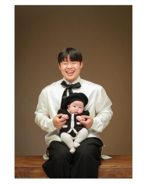 Kim Young-hee Instagram - 해서 100일때 👨‍👩‍👧
샵 예약 다 했다가 내몸 하나 외출이 아닌지라 
결국 많이 늦을거 같아 취소하고 
쌩얼로 머리 질끈 묶고  후다닥 찍음
.
로시언니 스타일링 덕분에
구색 맞춰 찍을수 있었던 100일사진
원본 올려봅니다~~~
.
순둥순둥한 둘 덕분에 감사하고 행복합니다👶🏻❤️🙆🏻‍♂️❤️