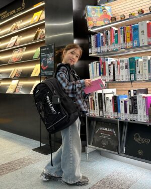 Kim Yu-ha Instagram - #광고 @discoveryexpeditionkids_kr 
스트릿 아웃도어 무드에 찰떡인 스쿨 백팩🤓📚
이제 좀 컸다고 무채색 좋아하기 시작했다능~
곧 있으면 벌써 고학년이라니...새학기라니.....

🏷️라이크 에어 트랙 백팩 드로스트링 Black
기능성 소재로 가볍고 착용감 편안한데, 
내외부 숨어있는 디테일한 곳까지 수납 공간 빵빵해요!

#리틀디스커버러#디스커버리키즈책가방#키즈책가방#초등학생책가방#고학년책가방#주니어백팩#여아책가방#초등가방#가방꾸미기#키즈패션#주니어패션#키즈브랜드#주니어브랜드
