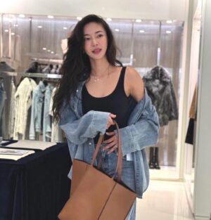 Kim Yun-jee Instagram - 제가 입은 @michaelkors 3가지 룩중 어떤게 가장 예쁜가요?🥰 어떤 착장이 가장 예쁜지 댓글 남겨주신 분들 중 2분께 마지막 사진 가방 선물해드립니다🫶🏻 #마이클코어스
