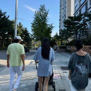 Kim Yun-jee Instagram - 너무 소중해서 아직 놓기 싫은 이번 여름☀️My MOST special summer yet☀️ cant wait to see what our next summer will look like with my baby Ella🩷 Byebye summer see you next year🙎🏽🙆🏻‍♀️👶🏻🩷