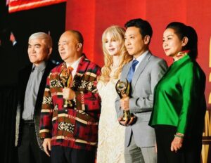 Kimberley Kates Instagram - Giving awards out at the 20th Annual Chinese American Film & TV Festival and catching up with lots of friends. What a wonderful event. It’s broadcast to over one billion people in China, so no pressure ;) 

Really had a wonderful time - and seeing Lisa Lu receive the Lifetime achievement award was very special. At 97 years old, she’s still working as an actress (Crazy Rich Asians, The Joy Luck Club, The Last Emperor) 🎬🤍🖤🤍 @cafilmfestival @dianamendozabeauty