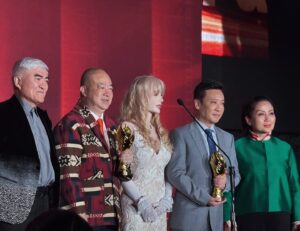 Kimberley Kates Instagram - Giving awards out at the 20th Annual Chinese American Film & TV Festival and catching up with lots of friends. What a wonderful event. It’s broadcast to over one billion people in China, so no pressure ;) 

Really had a wonderful time - and seeing Lisa Lu receive the Lifetime achievement award was very special. At 97 years old, she’s still working as an actress (Crazy Rich Asians, The Joy Luck Club, The Last Emperor) 🎬🤍🖤🤍 @cafilmfestival @dianamendozabeauty