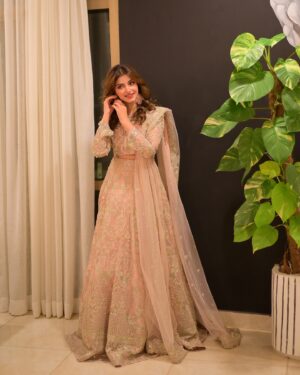 Kinza Hashmi Instagram - Festive vibes in my all time favourite @kanwalmalik.official🩷

#Kanwalmalikofficial #Festive #Weddings #Kanwalmalik