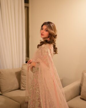 Kinza Hashmi Instagram - Festive vibes in my all time favourite @kanwalmalik.official🩷

#Kanwalmalikofficial #Festive #Weddings #Kanwalmalik