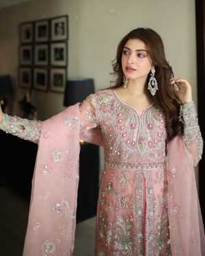 Kinza Hashmi Instagram - Wearing this beautiful outfit by @enaaraofficial

Rose pink is always a good choice to look regal and Enaara knows how to do that! They are launching their first collection today. Don’t miss it!

Enaara, ‘Our First Chapter’
4 Piece Unstitched Festive Collection 

#Enaara #OurFirstChapter #unstitchedfestive