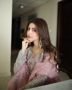 Kinza Hashmi Instagram - Wearing this beautiful outfit by @enaaraofficial

Rose pink is always a good choice to look regal and Enaara knows how to do that! They are launching their first collection today. Don’t miss it!

Enaara, ‘Our First Chapter’
4 Piece Unstitched Festive Collection 

#Enaara #OurFirstChapter #unstitchedfestive