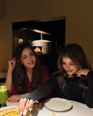 Kinza Hashmi Instagram - Good food, better vibes, best company 🥘✨