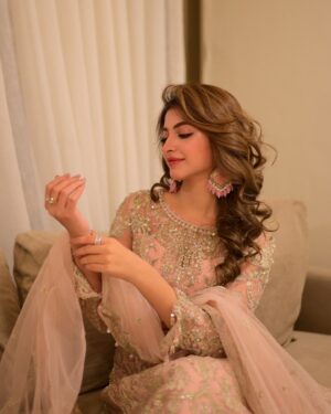 Kinza Hashmi Instagram - Festive vibes in my all time favourite @kanwalmalik.official🩷

#Kanwalmalikofficial #Festive #Weddings #Kanwalmalik