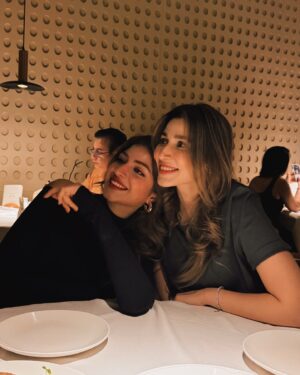 Kinza Hashmi Instagram - Good food, better vibes, best company 🥘✨