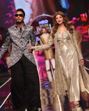Kinza Hashmi Instagram - We hit the ramp for @munibnawaz at @bcwpakistan Couture Week—such a vibe! ♥️ 
@talhahanjum killed it, and Munib’s designs were next level! ⭐️