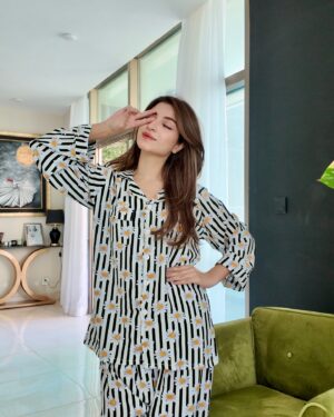 Kinza Hashmi Instagram - My daisy era is all about self-care, good vibes, and Comfy Pajama. 🌼✨ @comfy.pajama 💕

Website link : https://comfy-pajama.com/

PR by @prprotalks