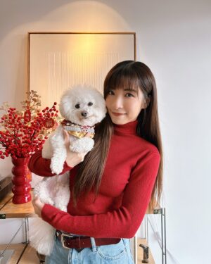 Kira Chan Instagram - 年初一🧧祝大家蛇年行大運🎊
最緊要身體健康！龍馬精神！
事事得心應手🙌🏻 心想事成❤️
今年保持正能量！搵多d💰
好好生活✨